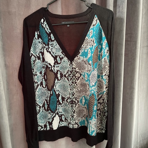 V neck sweater with animal print silky front. - Picture 3 of 5
